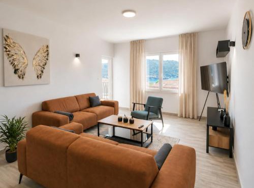 3-bedroom Sea View Home with Private Parking