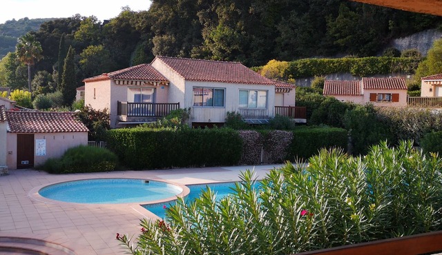 3-room apartment, Provençal-style residence, pool, parking, air conditioning, 2 km from the sea