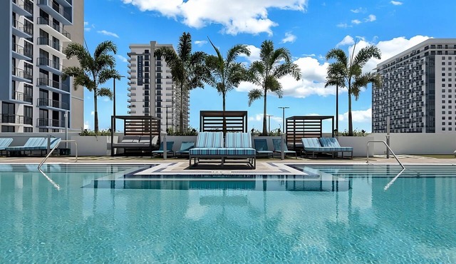 3BR City View Residence w/Pool, Gym & Parking Access