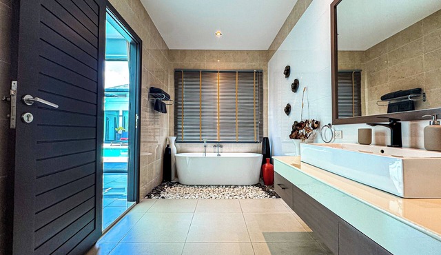 4-bedroom luxury villa in Rawai with WiFi, AC, large Saltwater Pool