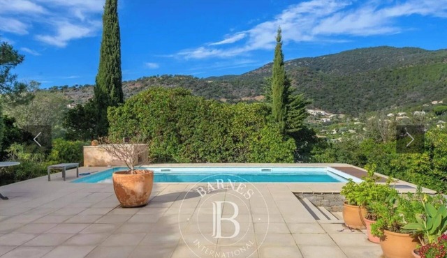 5/6 bedroom villa, heated pool, 5mn walk from Canadel beach