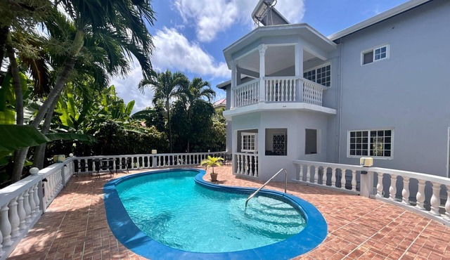 5 Bed Villa Sleeps 14 - Private Pool - Smart TVs