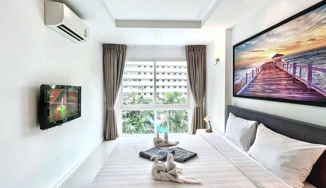 6-32 - 1 Bdr Condo with Balcony and shared Pool
