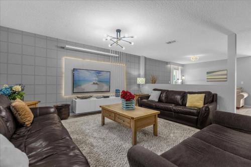 6 Bedrooms 45 Bathrooms Crystal Cove 957 Eg