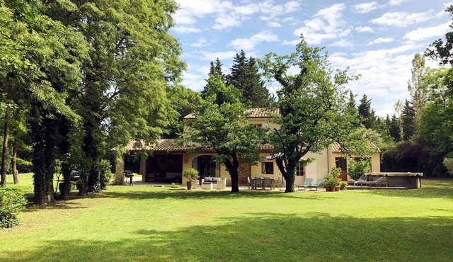 a Provencal bustle of decorator for a family of 7/8 people