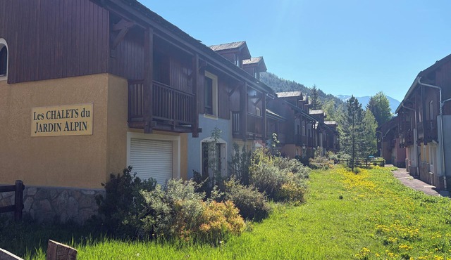 Adjoining chalet sleeps 6. SERRE CHE