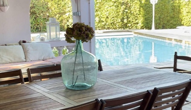 Air-conditioned villa with secure swimming pool 10 minutes from the beach and shops
