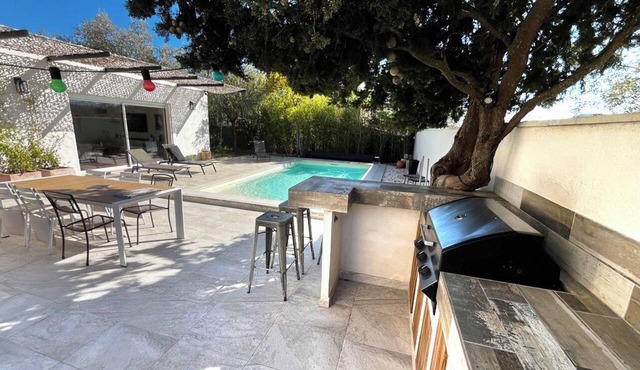 Air-conditioned house with a pool.