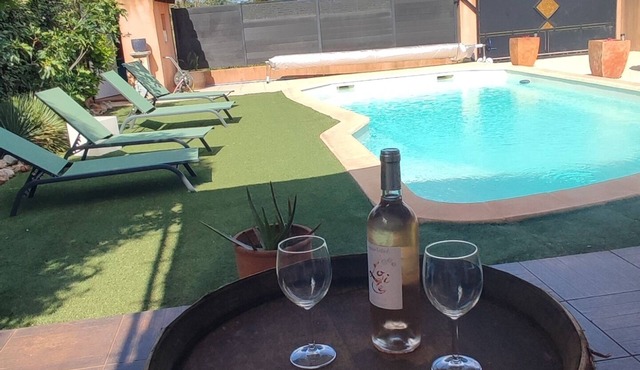Air-conditioned house with private swimming pool in the heart of vineyards and olive groves *.