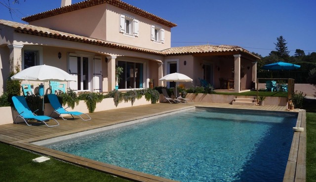 Air-conditioned Provencal villa, village center on foot, salt swimming pool.