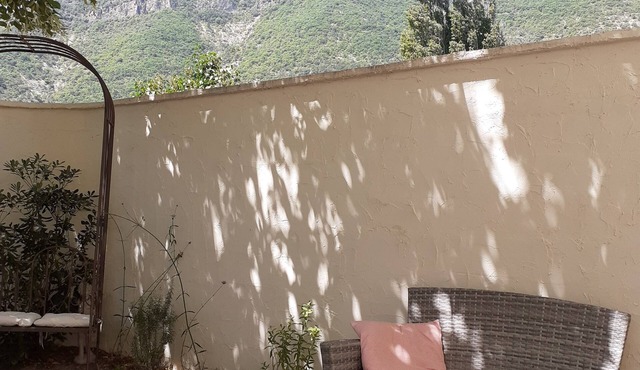 Alba House: 2 bedrooms, garden, river view, parking.