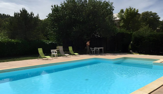 An authentic stay in a charming apartment in the heart of a Provençal château