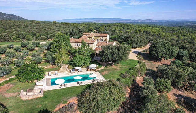 An exceptional property between Aix en Provence, Sainte Victoire and the Luberon – Sleeps 18