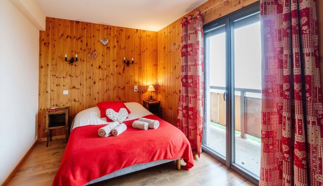 Apartment 'Sabot De Vénus' with Mountain Views, Shared Garden & Wi-Fi