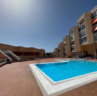 Apartamento con piscina y vistas al mar