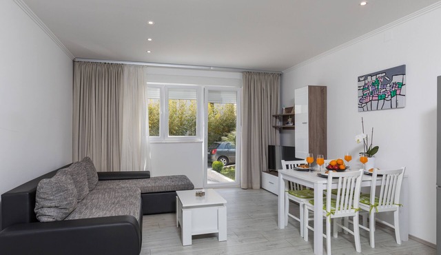 Apartment Bella - Two Bedroom Apartment with Terrace