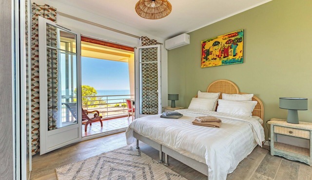 Apartment in Mandelieu-la-napoule with 2 bedrooms sleeps 4