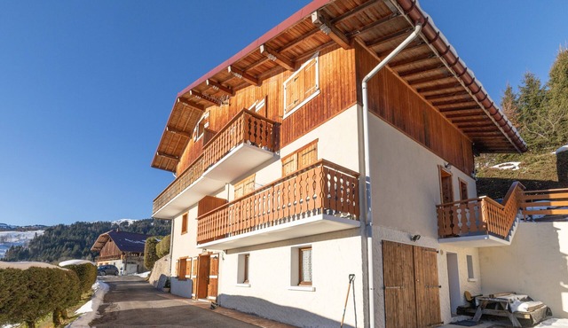 Apartment 'Le Rouge-Gorge' with Mountain View, Private Terrace and Wi-Fi