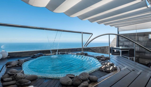 Apartment "SPR Ático" with Whirlpool, Terrace, Sea View & Wi-Fi