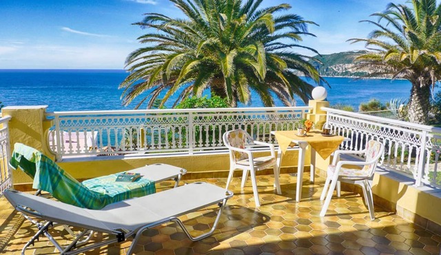 Apartment with beautiful sea views just a few meters from the beautiful sandy beach