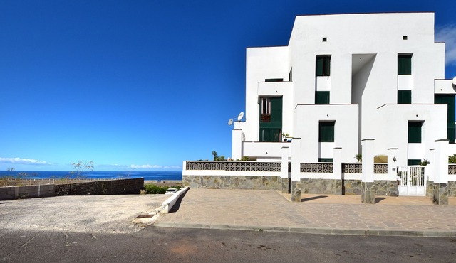 Apartment with sea view, pool, close to the beach