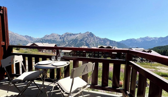 Appart 1800m, 6 pers. vue superbe, au pied des pistes ! 6 pers flat ski-in/out