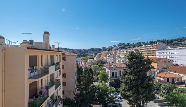 Appart lumineux climatisé au dernier étage – parfait pour 4 pers
