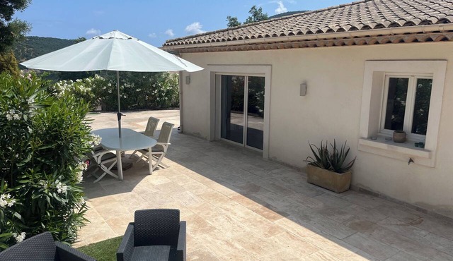 Appartement vue sur les Collines à 10 min de la mer