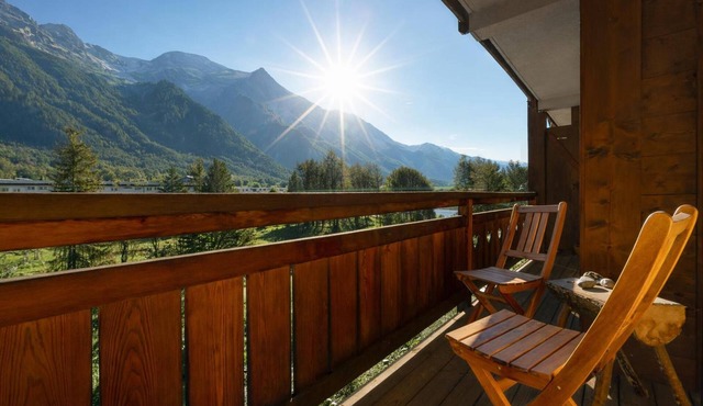 Apt Capucins22 Mont Blanc View 1BR w/Balcony Garage, Chamonix, France