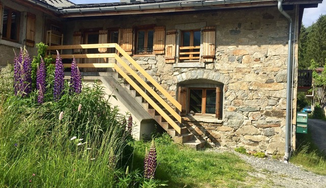 Authentic stone and larch chalet in a cool location! Altitude: 1,250 m; Sleeps 8–9; 90 m²