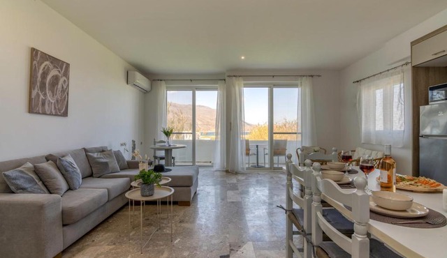 Balos Breeze Seaside House - Walk to Beach