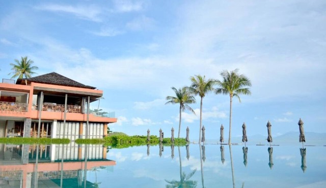 Beachside Sea View Escape with Pools and Stunning Sunset Views