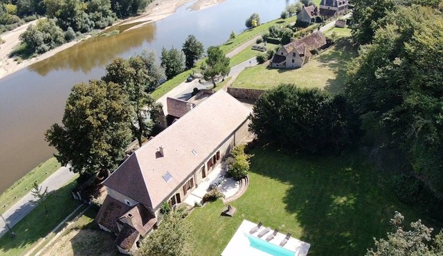 Beautiful 1900 Demeure with swimming pool and enclosed garden, in a charming village