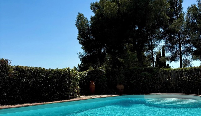 Beautiful detached villa on one level with pool, view and charging station!