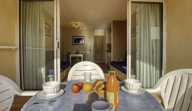 Beautiful apartment for 4 guests with pool, WIFI, TV, patio and pets allowed