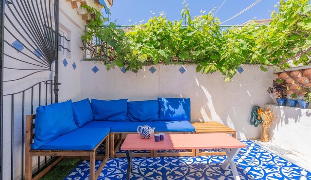 Beautiful azure blue house with Terrace, Wi-Fi and Air Conditioning Six Fours