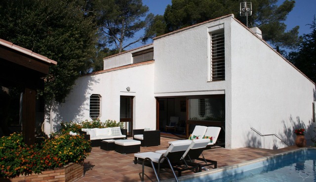 Beautiful character house with swimming pool in a quiet location 5' walk from the port of Le Brusc
