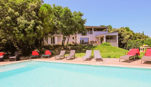 Beautiful home in Suze-La-Rousse