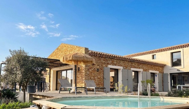Beautiful Provencal villa with swimming pool, between pine forest and sea