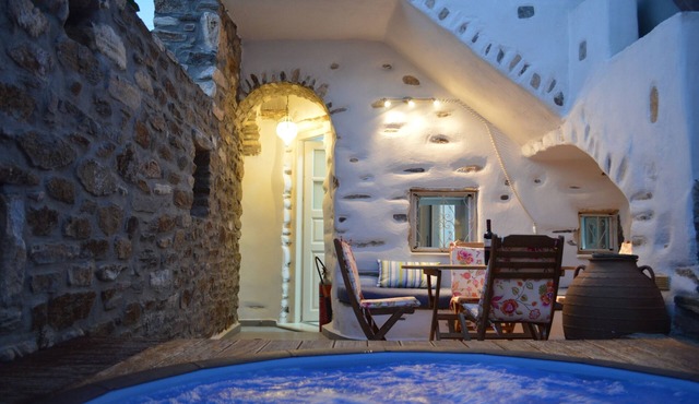 Beautiful traditional house with private terraces and jacuzzi