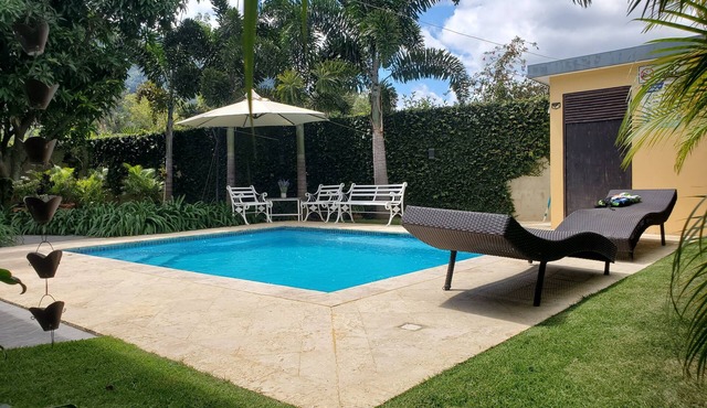 Beautiful Villa with heated Picuzzi and views of the mountains.
