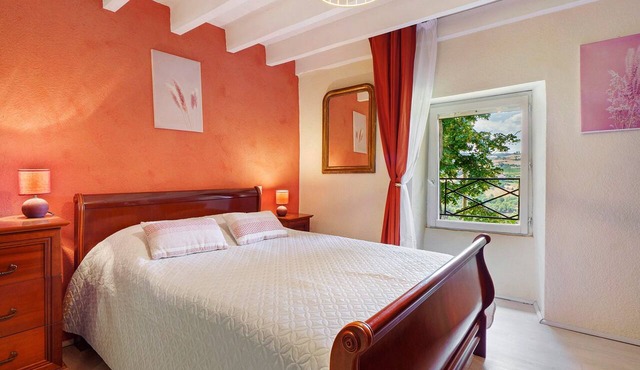 Bed and Breakfast 'Chambre Tilleul Avec Piscine' with Mountain View, Shared Pool and Wi-Fi