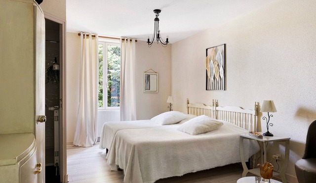 Bed and Breakfast 'Les Malvaux - Chambre Marron' with Shared Pool, Shared Terrace and Wi-Fi