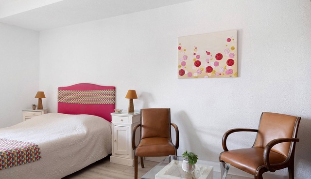 Bed and Breakfast 'Les Malvaux - Chambre Fuchsia' with Shared Pool, Shared Terrace and Wi-Fi