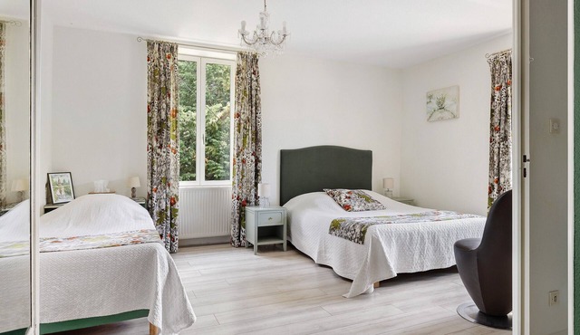 Bed and Breakfast 'Les Malvaux - Chambre Verte' with Shared Pool, Shared Terrace and Wi-Fi