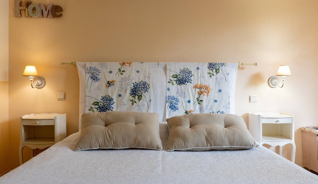 Bed and Breakfast 'Le Mas Du - Chambre Loup' with Mountain View, Shared Terrace and Wi-Fi