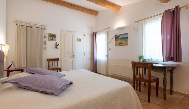 Bed and Breakfast 'Le Mas Du Loup - Chambre Provence' with Mountain View, Shared Terrace and Wi-Fi