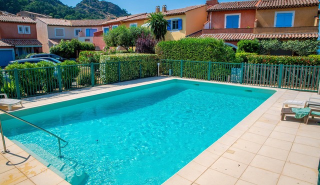 Bleu Indigo T2: Pool, AC, Parking, Central Location