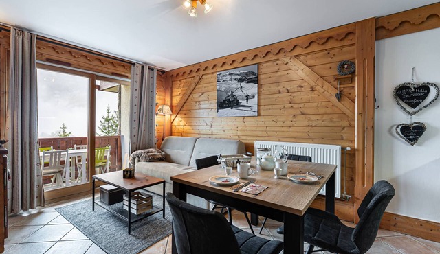 Bright apartment near slopes with pool access, pets allowed