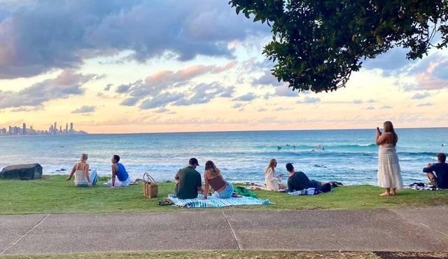 Burleigh retreat near Beach, Free Wi-Fi
